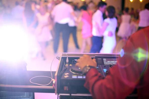 Choosing the Right Wedding DJ for a Memorable Reception